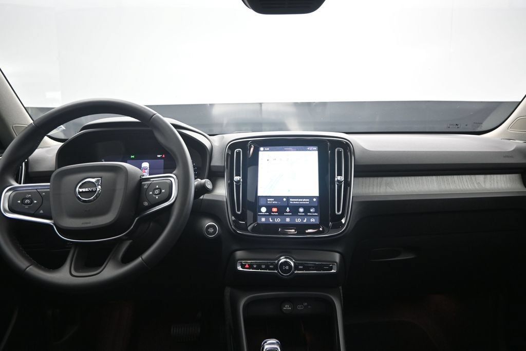Used 2025 Volvo XC40 B5 Plus AWD/4WD image 19