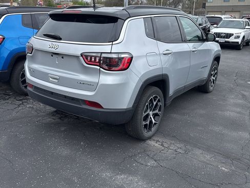 Used 2024 Jeep Compass Limited image 4