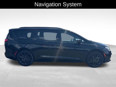 Used 2025 Chrysler Pacifica Limited FWD image 2