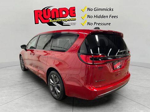 New 2026 Chrysler Pacifica Select image 3