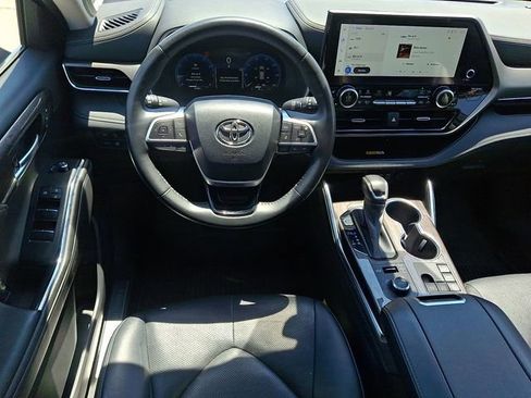 Used 2023 Toyota Highlander Limited AWD/4WD image 12