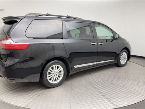 Used 2015 Toyota Sienna XLE image 2