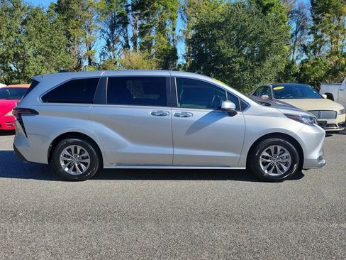 Used 2023 Toyota Sienna XLE image 3