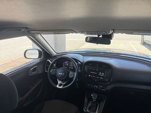 Used 2025 Kia Soul LX w/ LX Technology Package FWD image 32