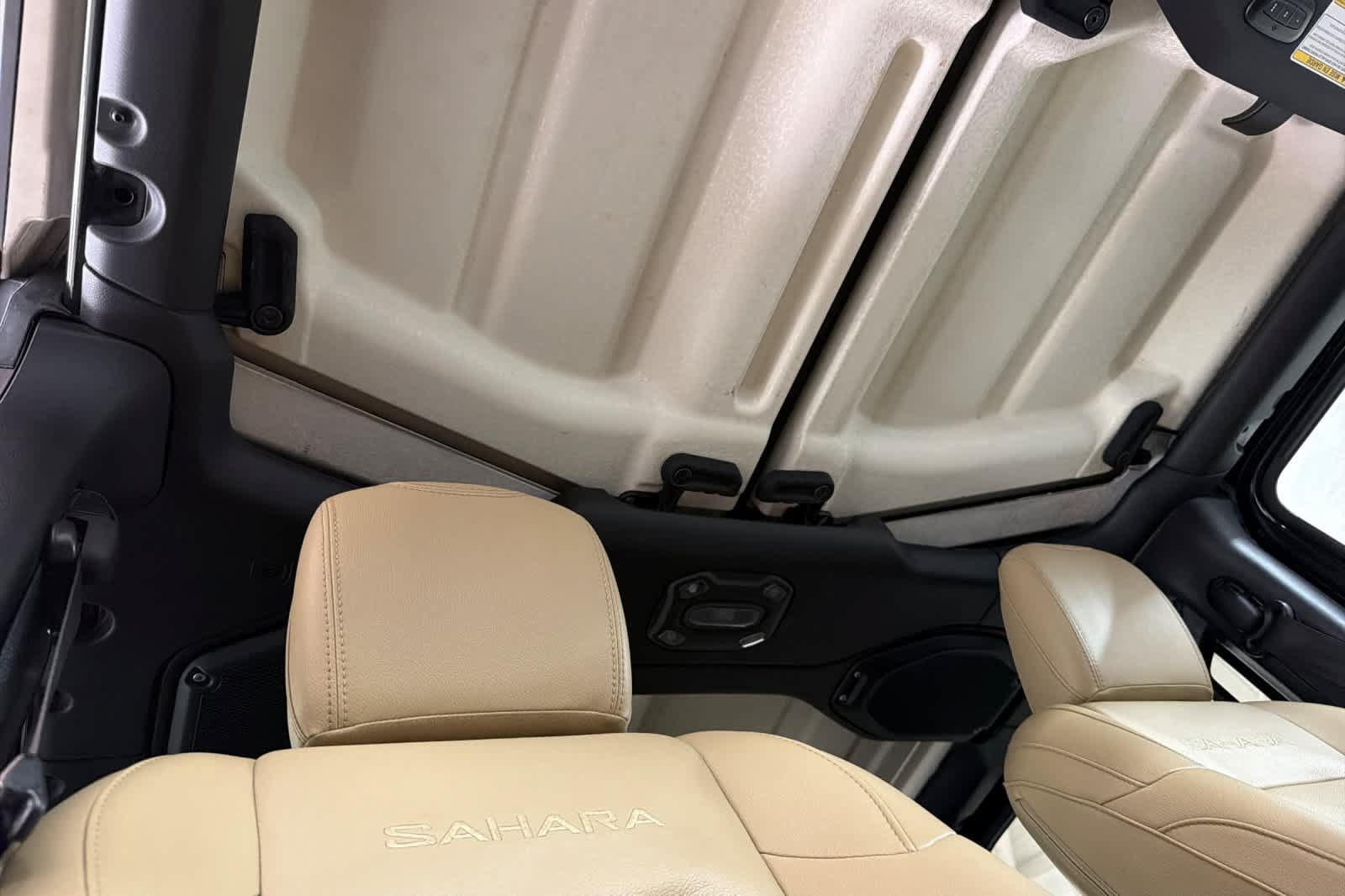 Used 2018 Jeep Wrangler Unlimited Sahara AWD/4WD image 17