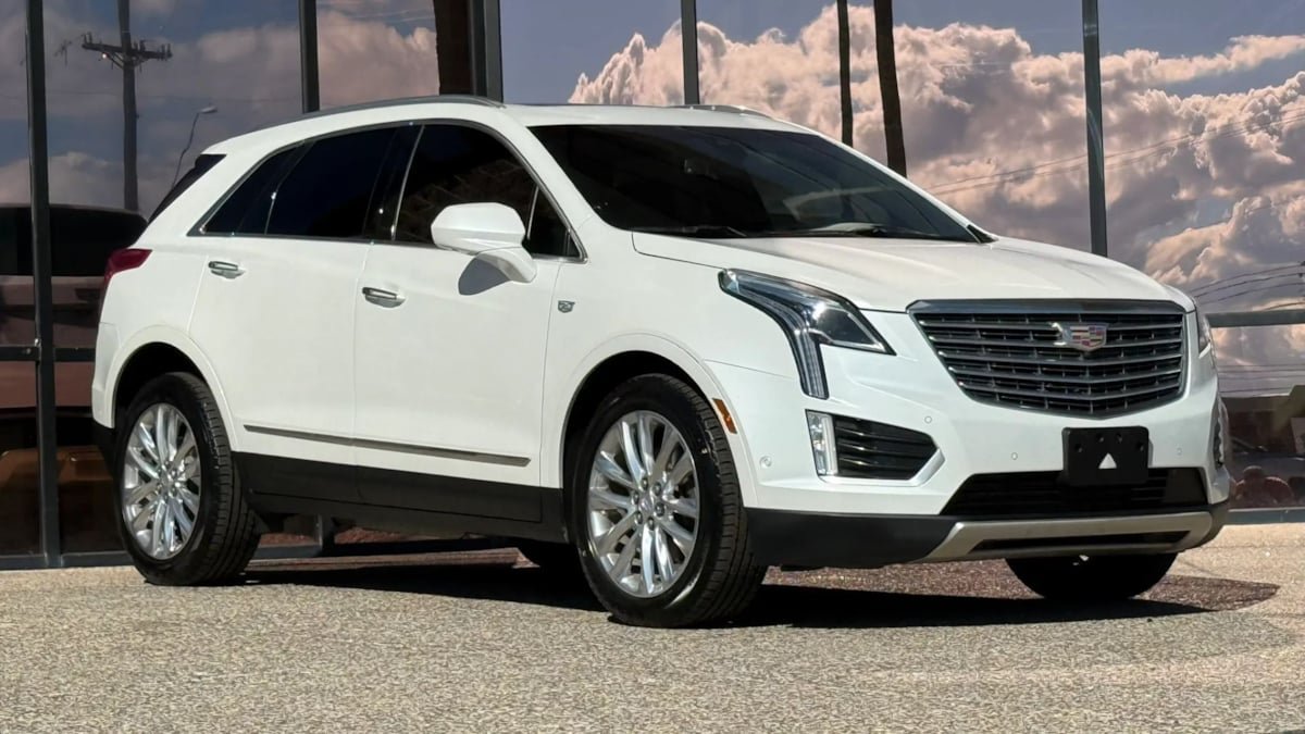 Used 2017 Cadillac XT5 Platinum w/ Driver Assist Package AWD/4WD image 17