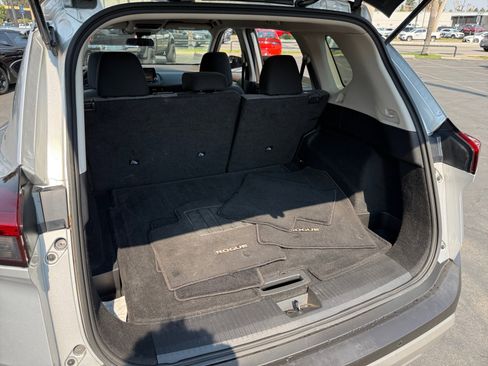 Used 2022 Nissan Rogue SV image 21