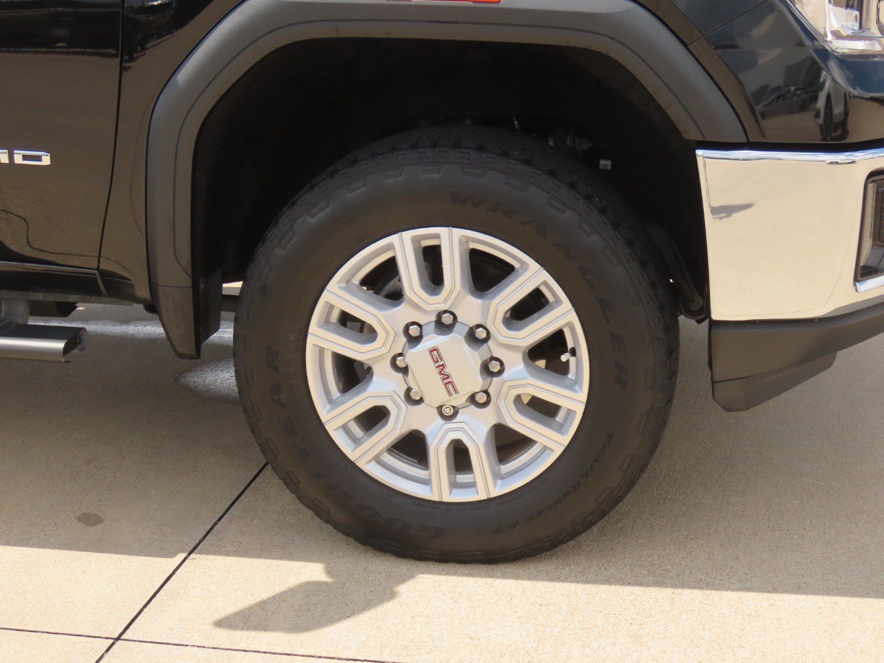 Used 2022 GMC Sierra 2500 SLE w/ SLE Value Package; AWD/4WD image 9