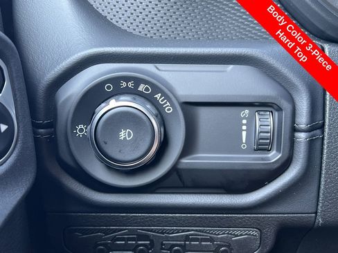 Used 2025 Jeep Wrangler Unlimited Rubicon image 14