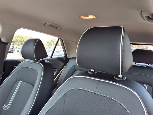 Used 2025 Hyundai Venue Limited FWD image 15