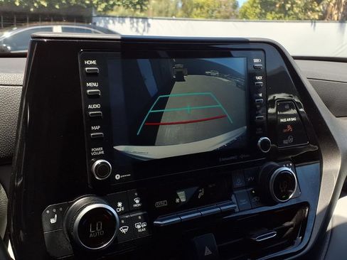 Used 2022 Toyota Highlander XLE FWD image 9