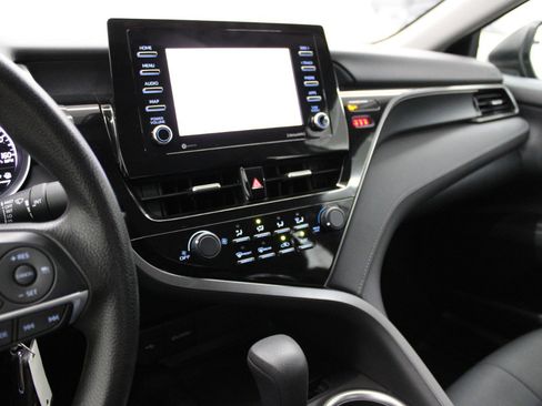Used 2021 Toyota Camry LE image 20