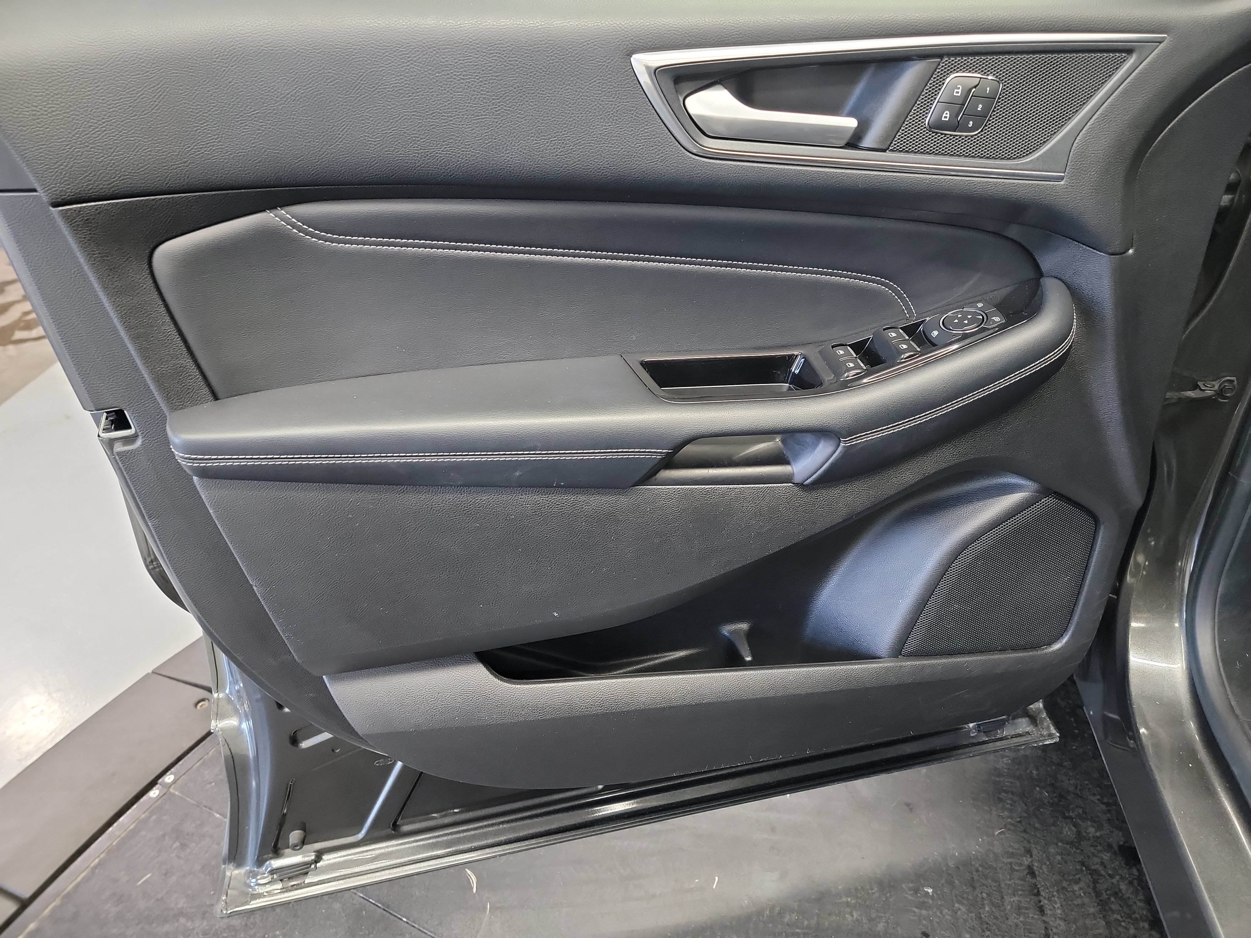 Used 2018 Ford Edge Titanium w/ Equipment Group 301A AWD/4WD image 13