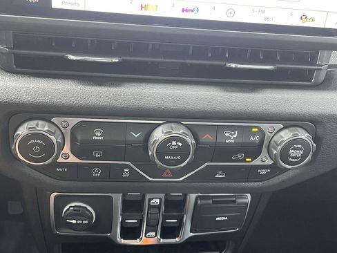 New 2025 Jeep Gladiator Sport image 19