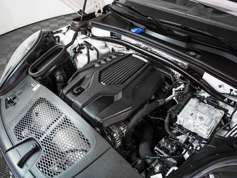 Certified 2025 Porsche Macan image 12