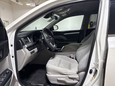 Used 2019 Toyota Highlander LE image 19