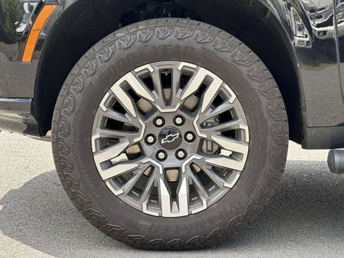 Certified 2025 Chevrolet Suburban Z71 AWD/4WD image 7