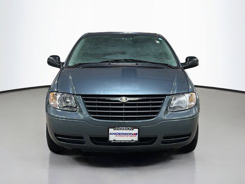 Used 2007 Chrysler Town & Country image 2