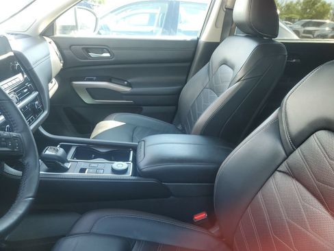 Certified 2024 Nissan Pathfinder Platinum w/ Cargo Package AWD/4WD image 7