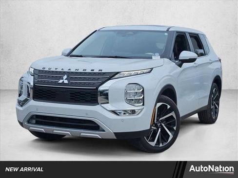 Used 2024 Mitsubishi Outlander SE image 1