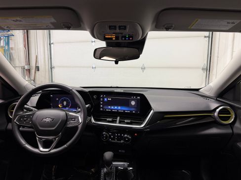 Used 2024 Chevrolet Trax ACTIV w/ Sunroof Package FWD image 3