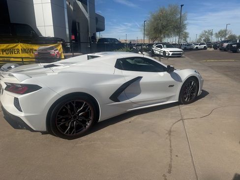 Used 2023 Chevrolet Corvette Stingray Premium Conv w/ Z51 Performance Package image 3