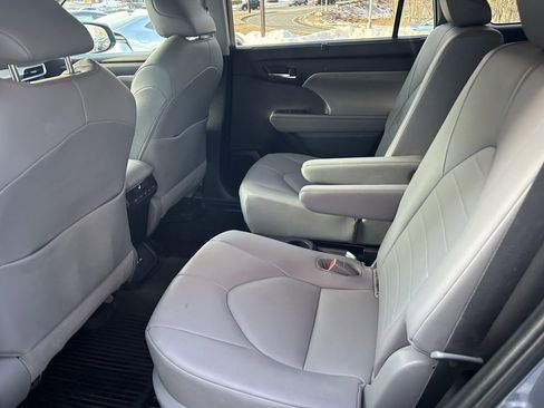 Used 2020 Toyota Highlander XLE image 9