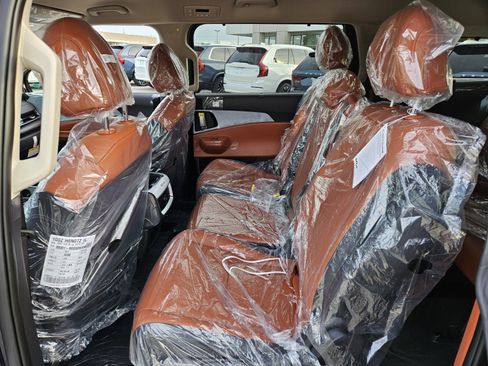 New 2026 Kia Carnival EX image 11