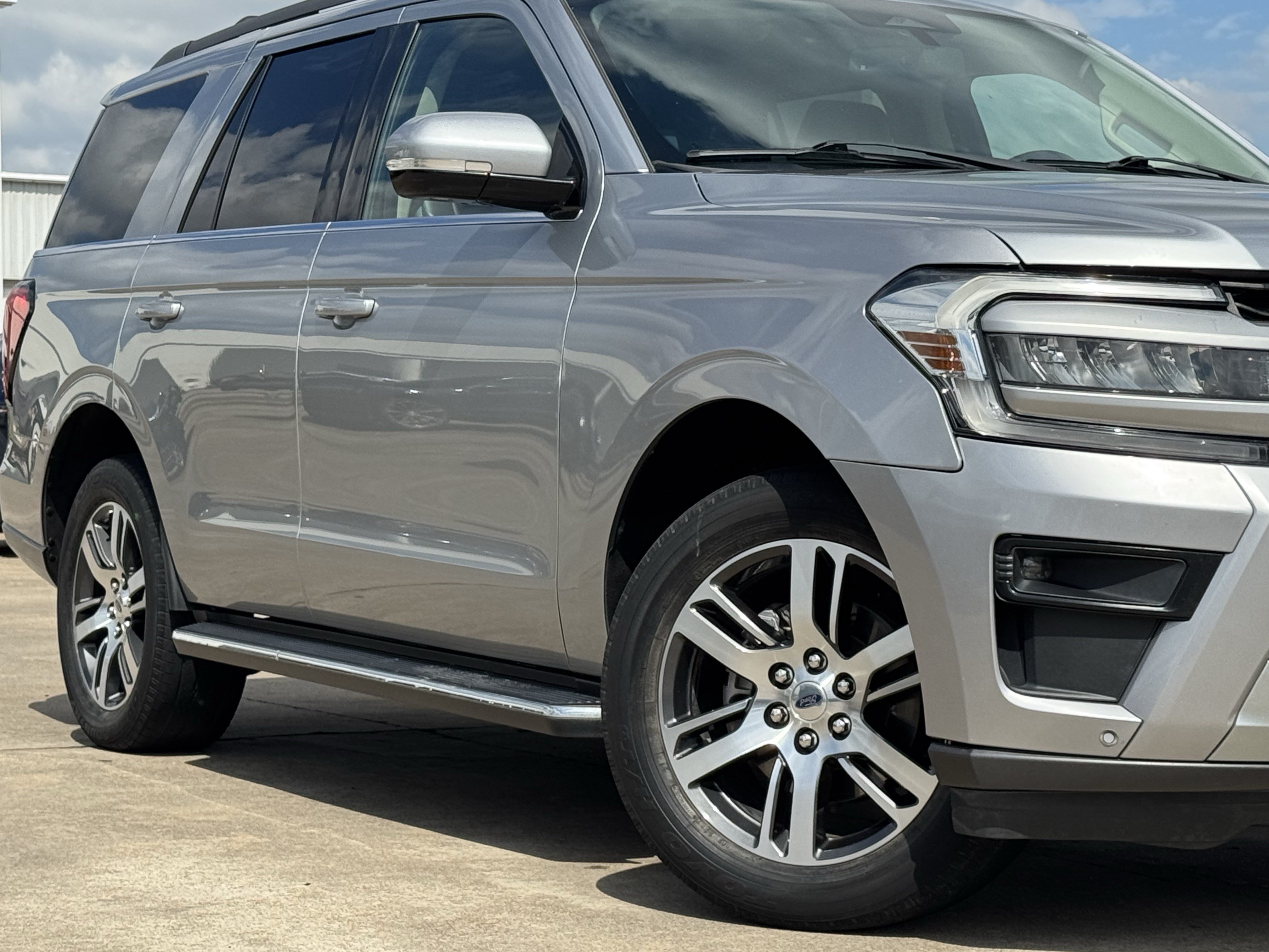 Used 2022 Ford Expedition XLT RWD image 3