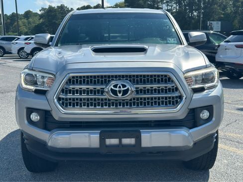 Used 2017 Toyota Tacoma TRD Sport w/ Tow Package (A/T) AWD/4WD image 5