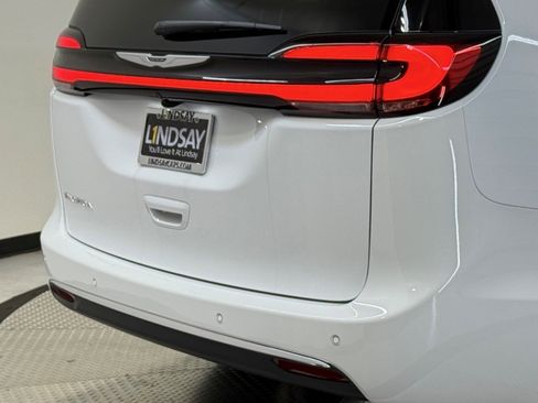 New 2026 Chrysler Pacifica Select image 8