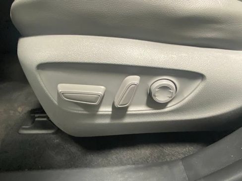 Used 2020 Toyota Highlander XLE AWD/4WD image 12