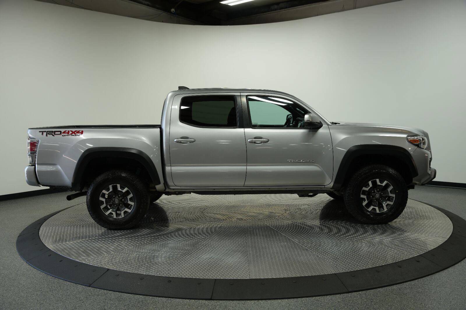 Used 2020 Toyota Tacoma TRD Off-Road w/ Technology Package AWD/4WD image 10