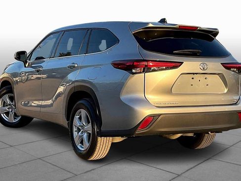 Used 2022 Toyota Highlander LE FWD image 12