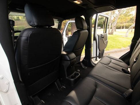 Used 2018 Jeep Wrangler Unlimited Sport S image 31