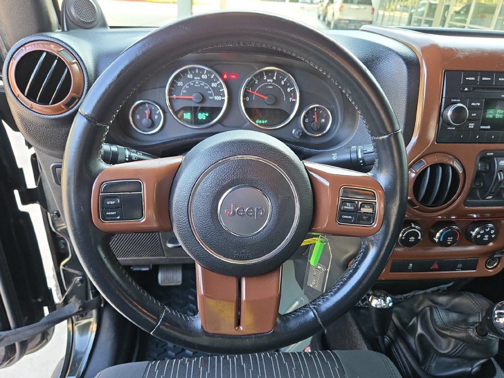 Used 2012 Jeep Wrangler Unlimited Rubicon w/ Max Tow Pkg AWD/4WD image 17