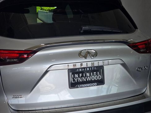 Used 2019 INFINITI QX50 Luxe w/ Navigation Package AWD/4WD image 25