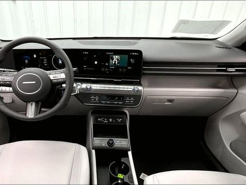 Used 2025 Hyundai Kona SEL AWD/4WD image 6