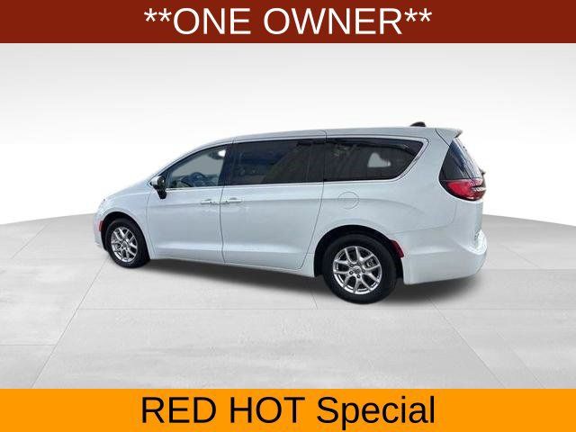Used 2023 Chrysler Pacifica Touring-L FWD image 4