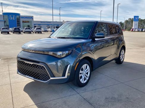 Used 2025 Kia Soul LX image 3