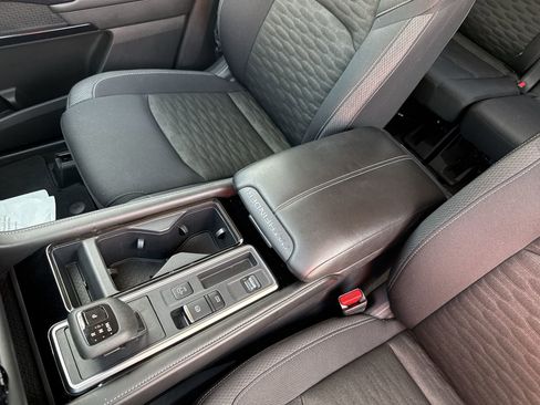 Used 2025 Nissan Pathfinder SV image 22