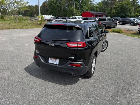 Used 2017 Jeep Cherokee Latitude w/ Comfort/Convenience Group FWD image 6