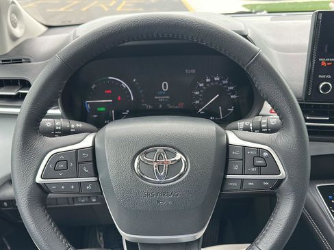 Used 2025 Toyota Sienna XLE w/ XLE Plus Package AWD/4WD image 15
