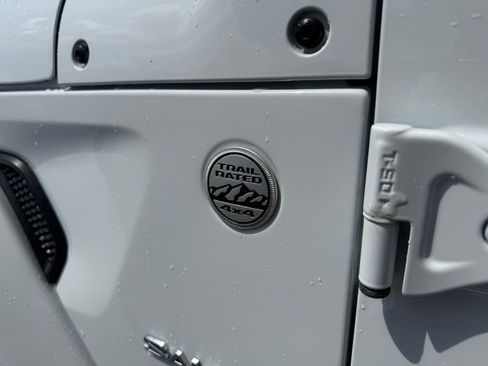 Used 2021 Jeep Wrangler Unlimited Sahara w/ Dual Top Group AWD/4WD image 9