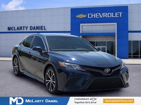 Used 2020 Toyota Camry SE w/ Convenience Package FWD image 1