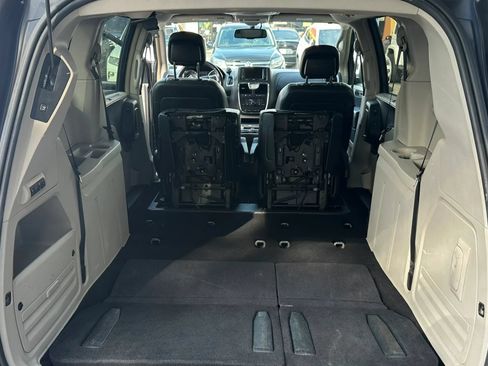 Used 2011 Chrysler Town & Country Touring-L w/ Driver Convenience Group FWD image 27