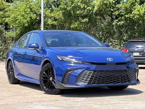 Used 2025 Toyota Camry SE FWD image 2