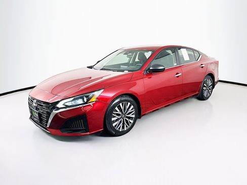 Used 2024 Nissan Altima 2.5 SV image 3