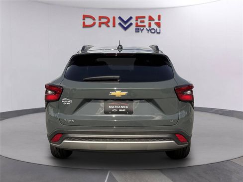Used 2025 Chevrolet Trax LT w/ LT Convenience Package FWD image 5