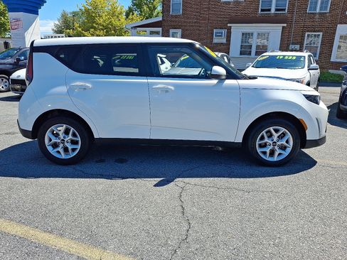 Used 2025 Kia Soul LX w/ LX Technology Package FWD image 6